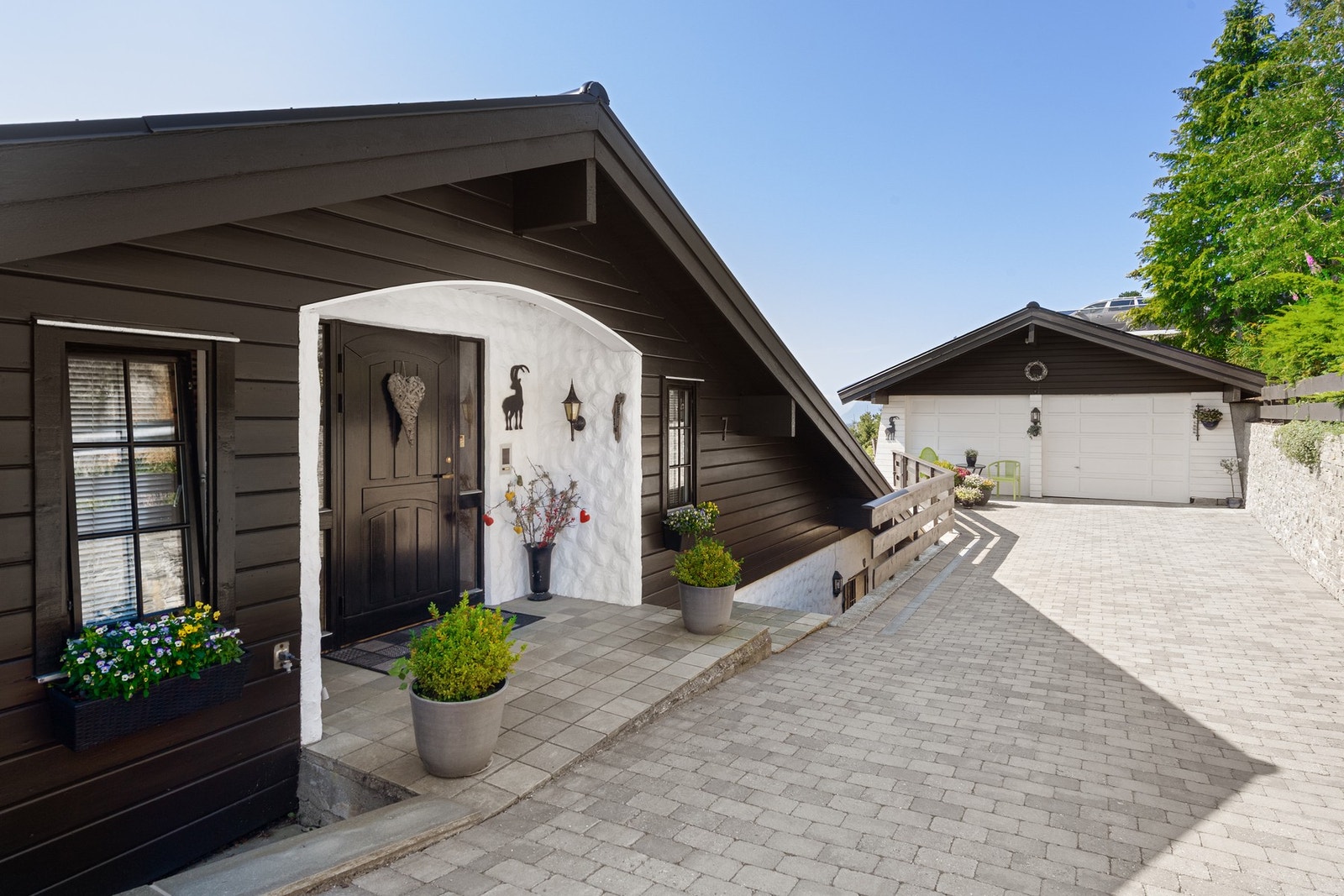 Kjørearealet er belagt med belegningsstein Galleribilde