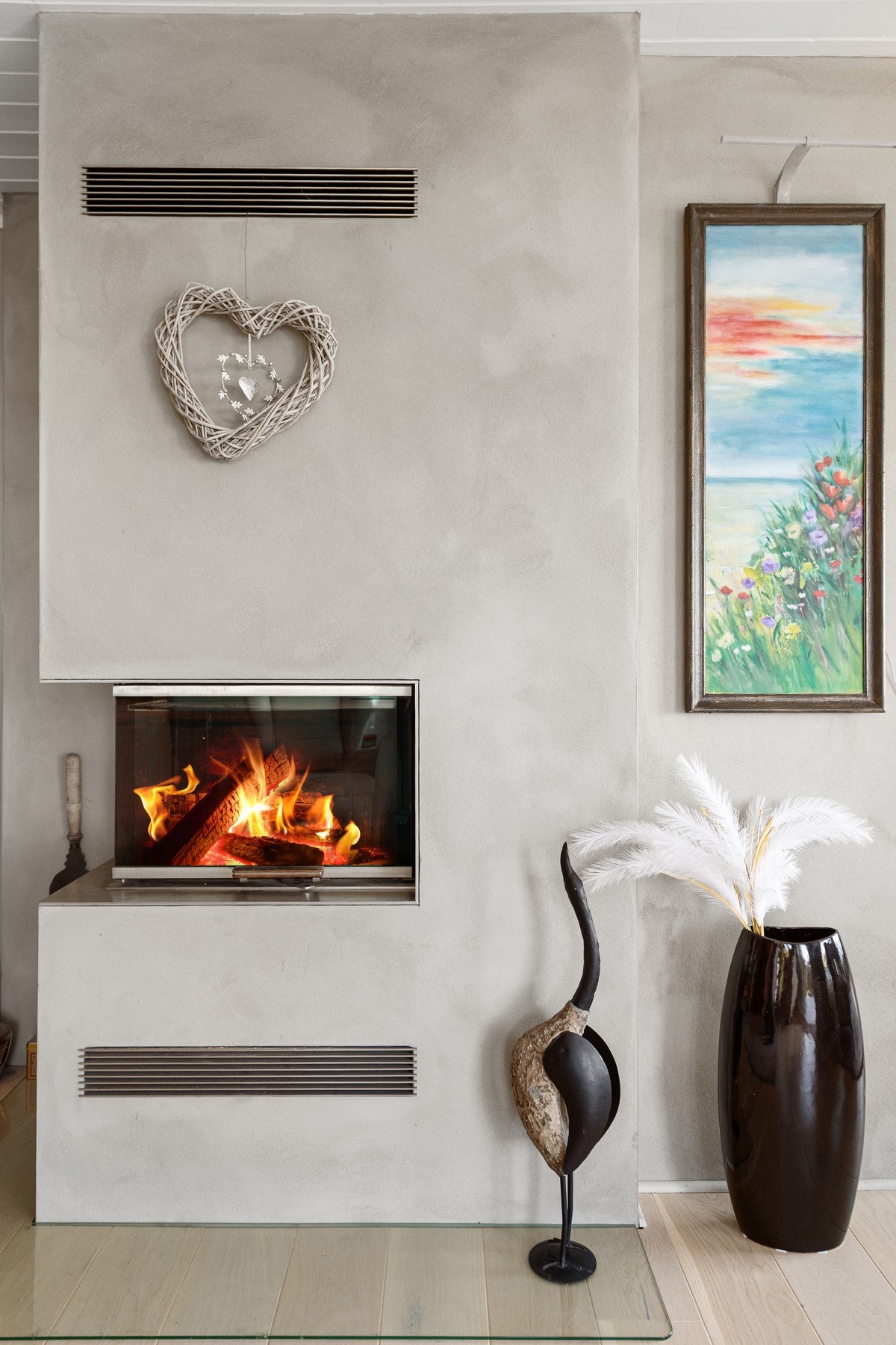 En flott plassbygget peis - et smykke i stuen Galleribilde