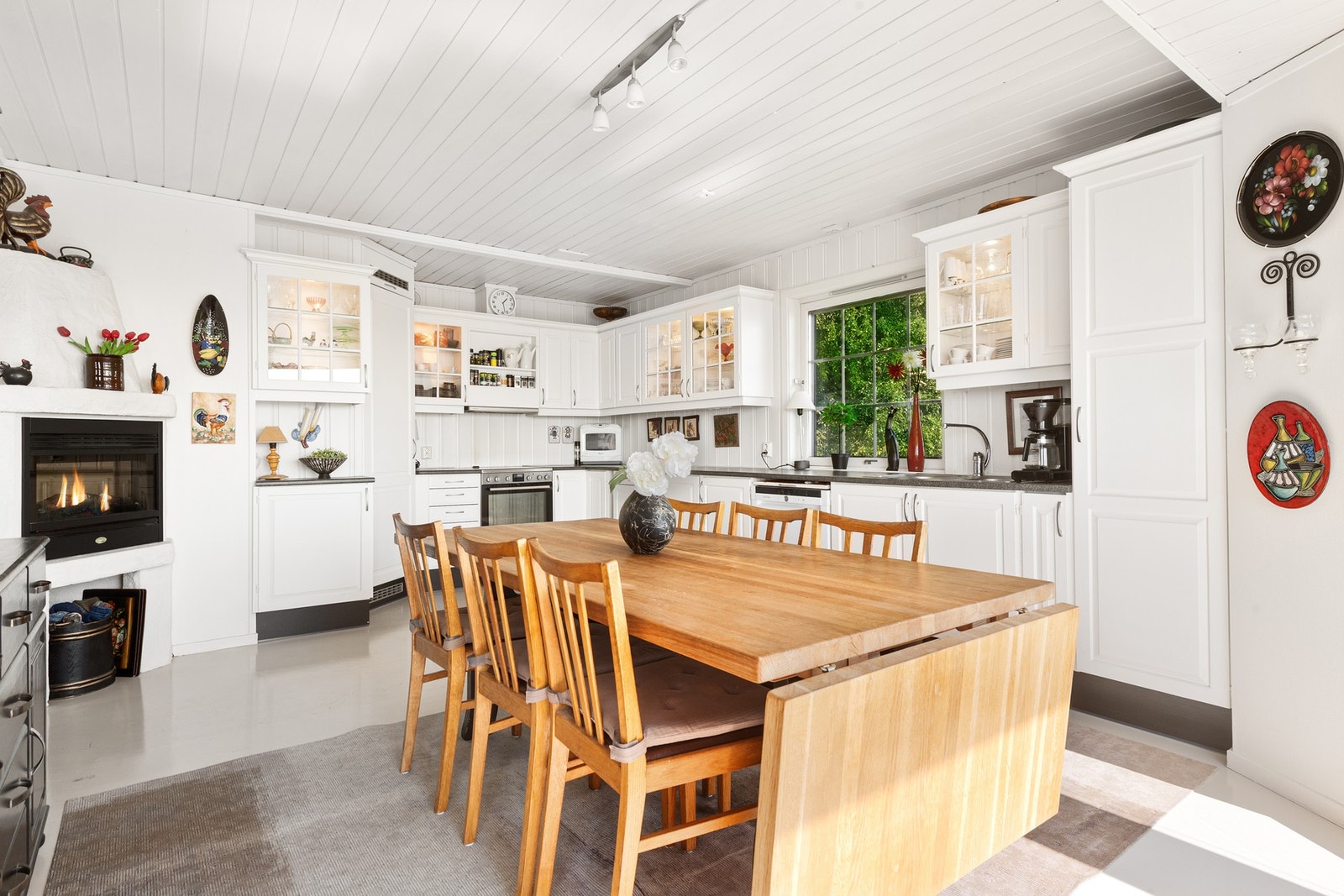 Gruve med pusset kappe og elektrisk peis montert Galleribilde