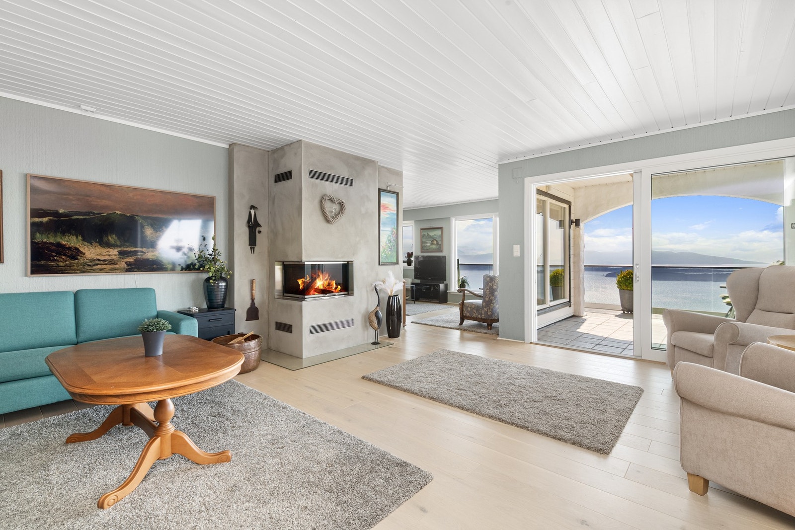 Fra stuen er det utgang til den store terrassen Galleribilde