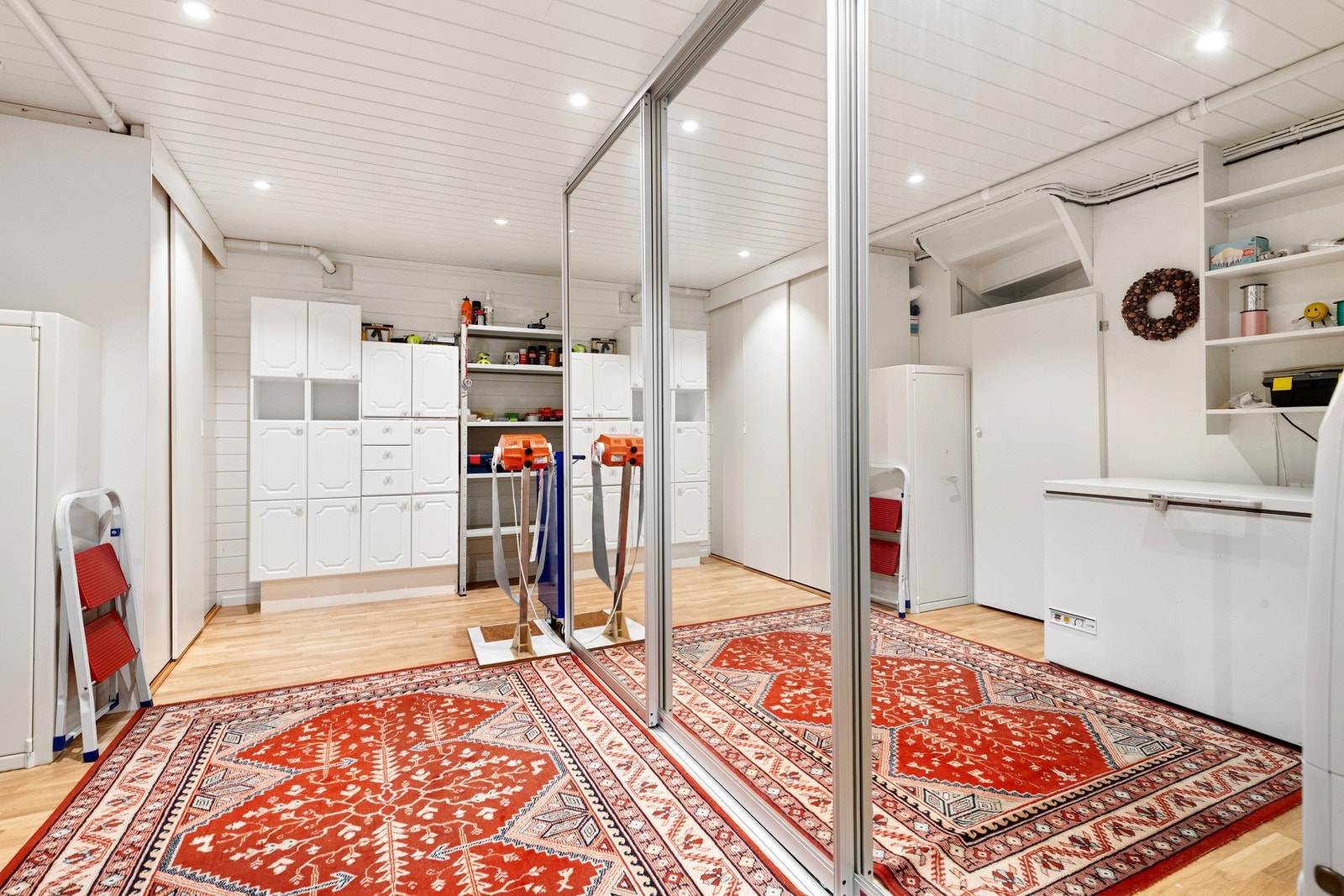 Hobbyrom i sokkeletasje med skyvedørsgarderobe Galleribilde