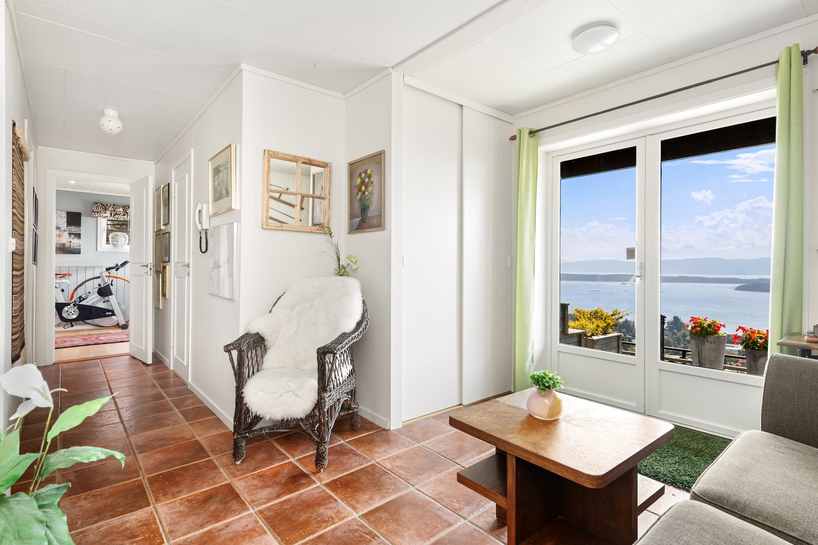 Fra sokkeletasje er det utgang til terrasse Galleribilde