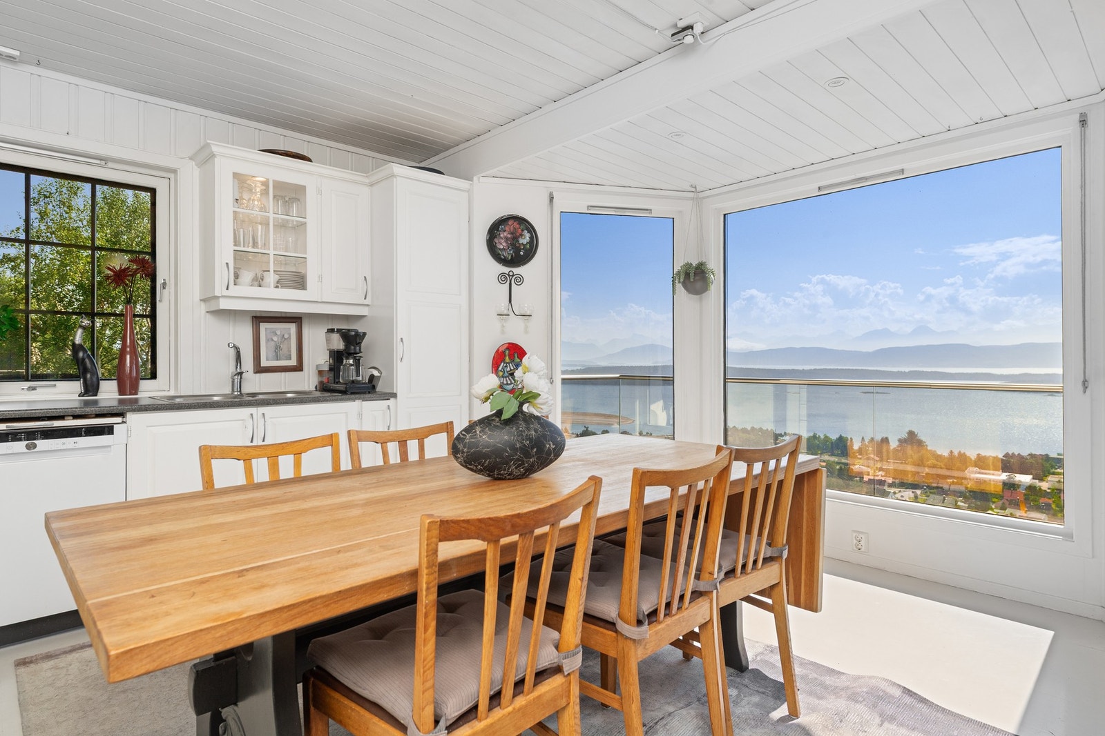 God plass til spisebord hvor man kan samle hele familien Galleribilde