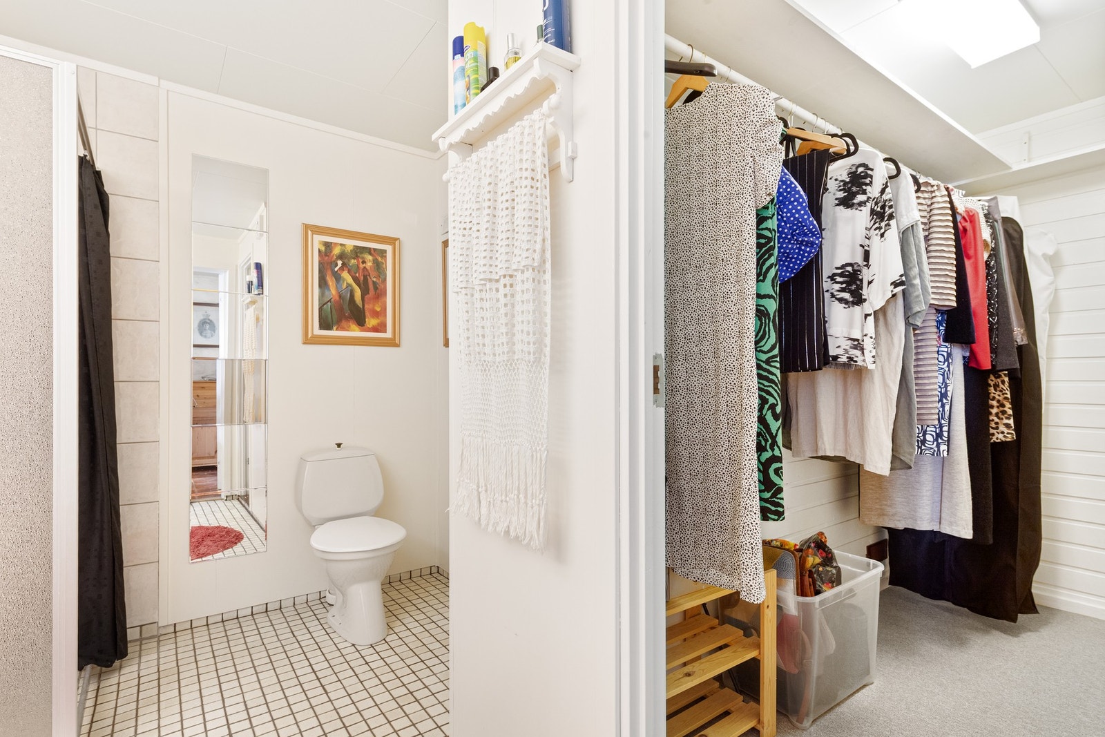 Bad i sokkeletasje har flis på gulv med sluk og varmekabler Galleribilde