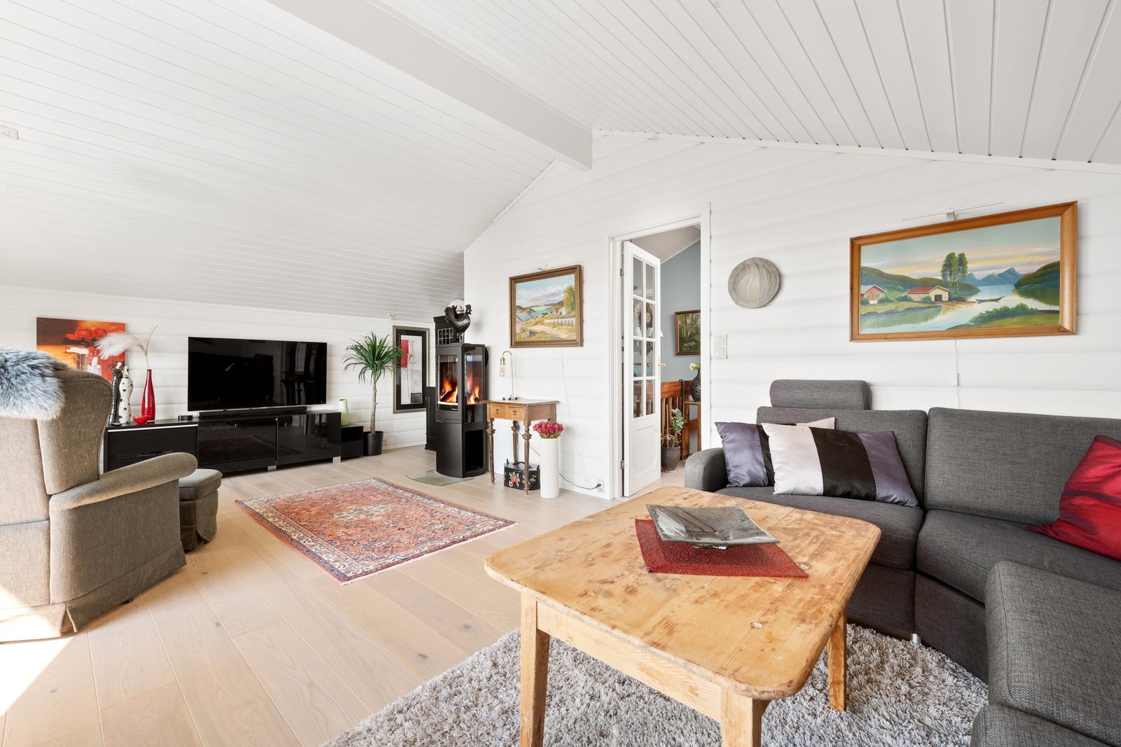 Stue i 1. etasje med peisovn Galleribilde