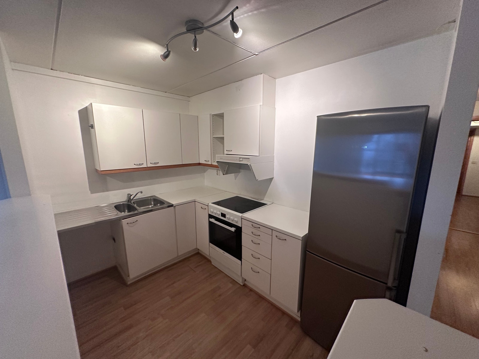 Kjøkken med hvitevarer Galleribilde