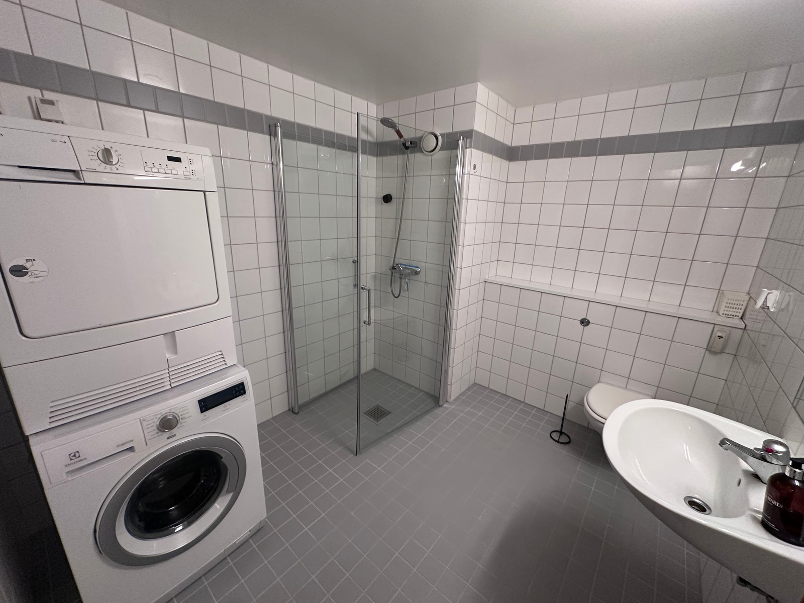 Romslig og lyst bad med hvitevarer og god plass. Galleribilde