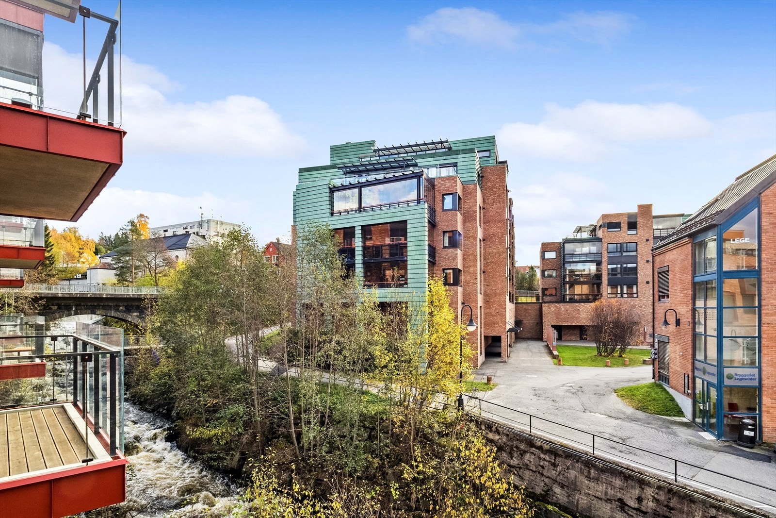 Mesnaelva gir et hyggelig nærmiljø og denne er opplyst kveldstid. Galleribilde