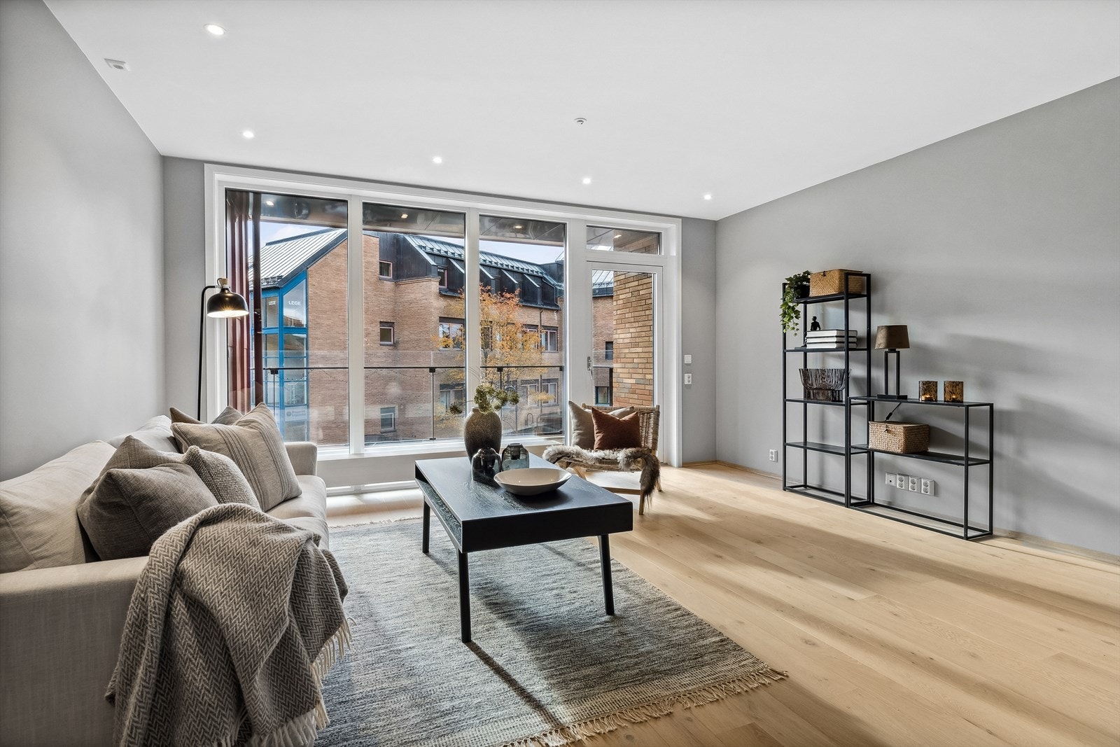 Store vinduer og terrassedør mot sør. Galleribilde