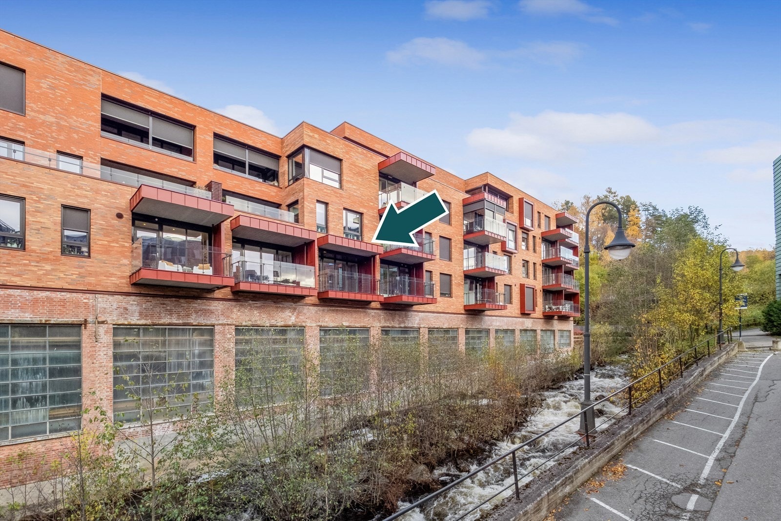 Bygget ligger langs idylliske Mesnaelva Galleribilde