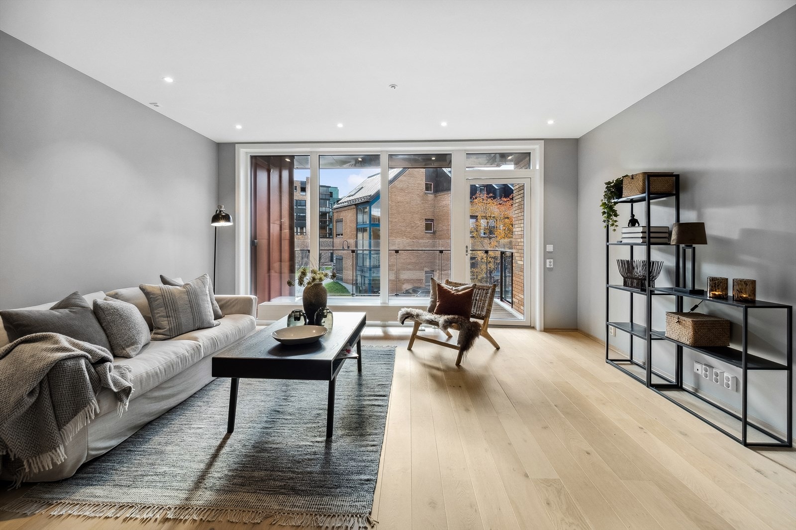 Lys og åpen stue med utgang til sørvendt, solrik veranda. Galleribilde