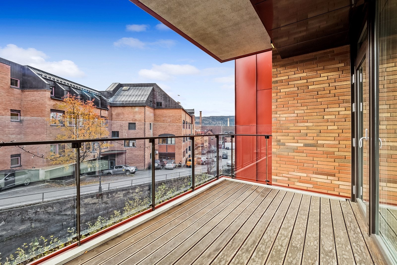 Sørvendt balkong med sol fra morgen til utpå ettermiddagen. Galleribilde