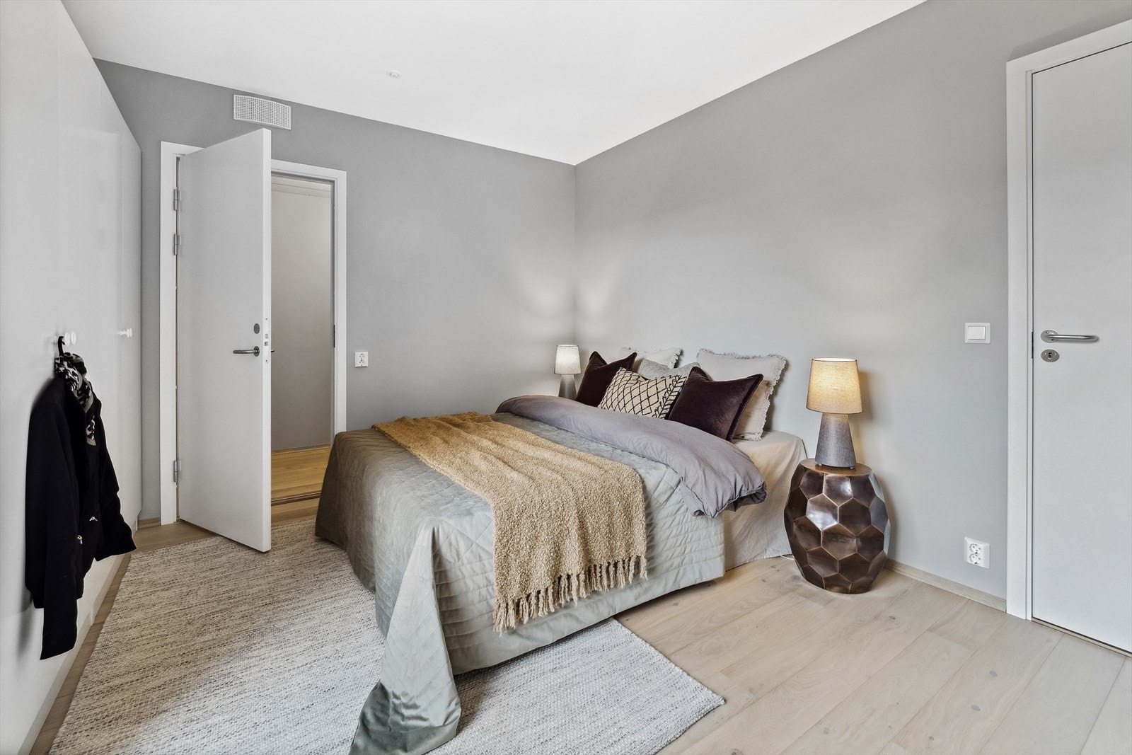 En privat soveromsavdeling med eget bad samt innebod som også kan benyttes til garderobe. Galleribilde