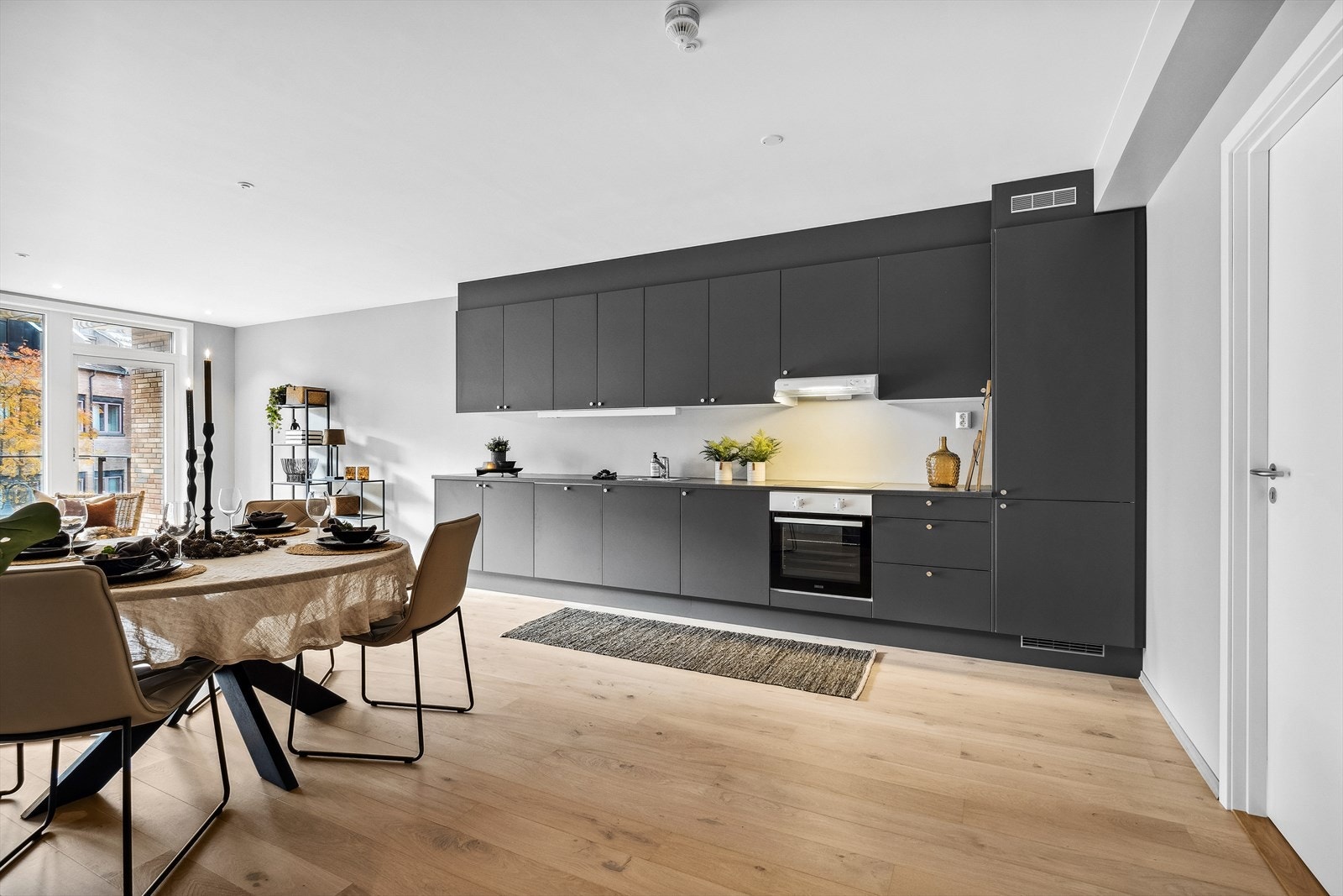 Kjøkkeninnredning fra Sigdal med integrerte hvitevarer. Galleribilde