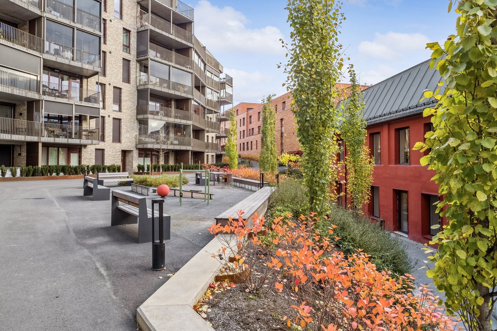 Flott opparbeidet fellesareal med sitteplasser, balansepark mm Galleribilde