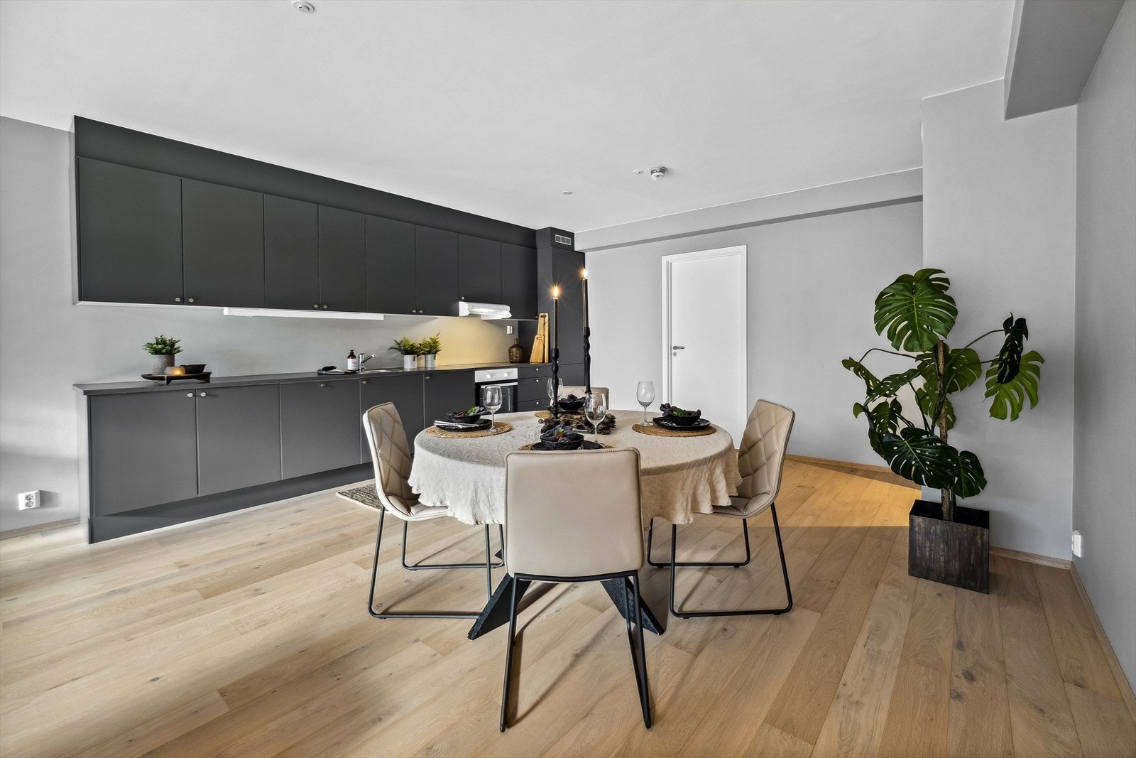 Stue/kjøkken er på ca 40 m2 og har god plass for både langbord/spisestue og sofagruppe m.m. Galleribilde