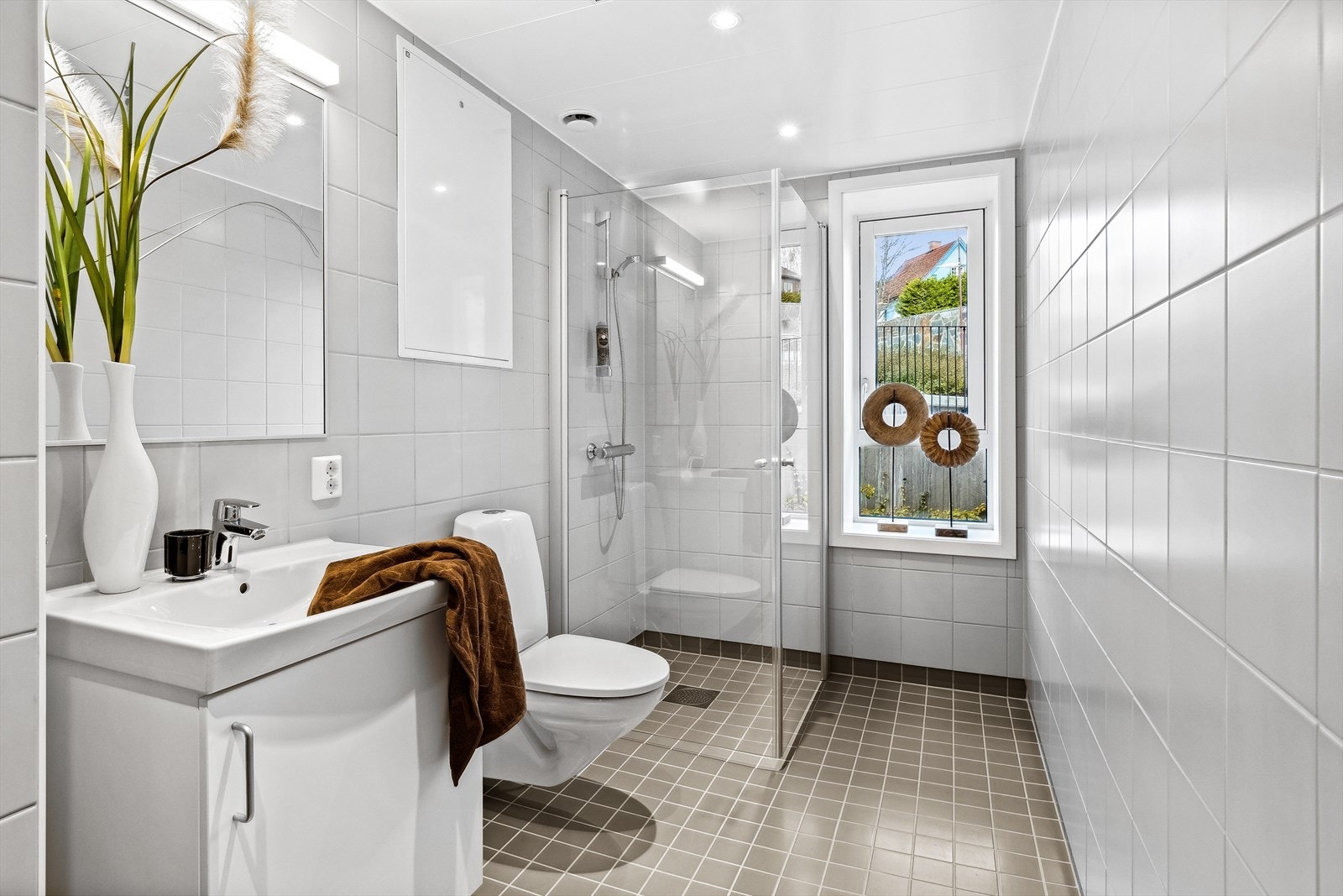 Romslig bad/wc med vindu og opplegg for vaskemaskin og tørketrommel. Galleribilde