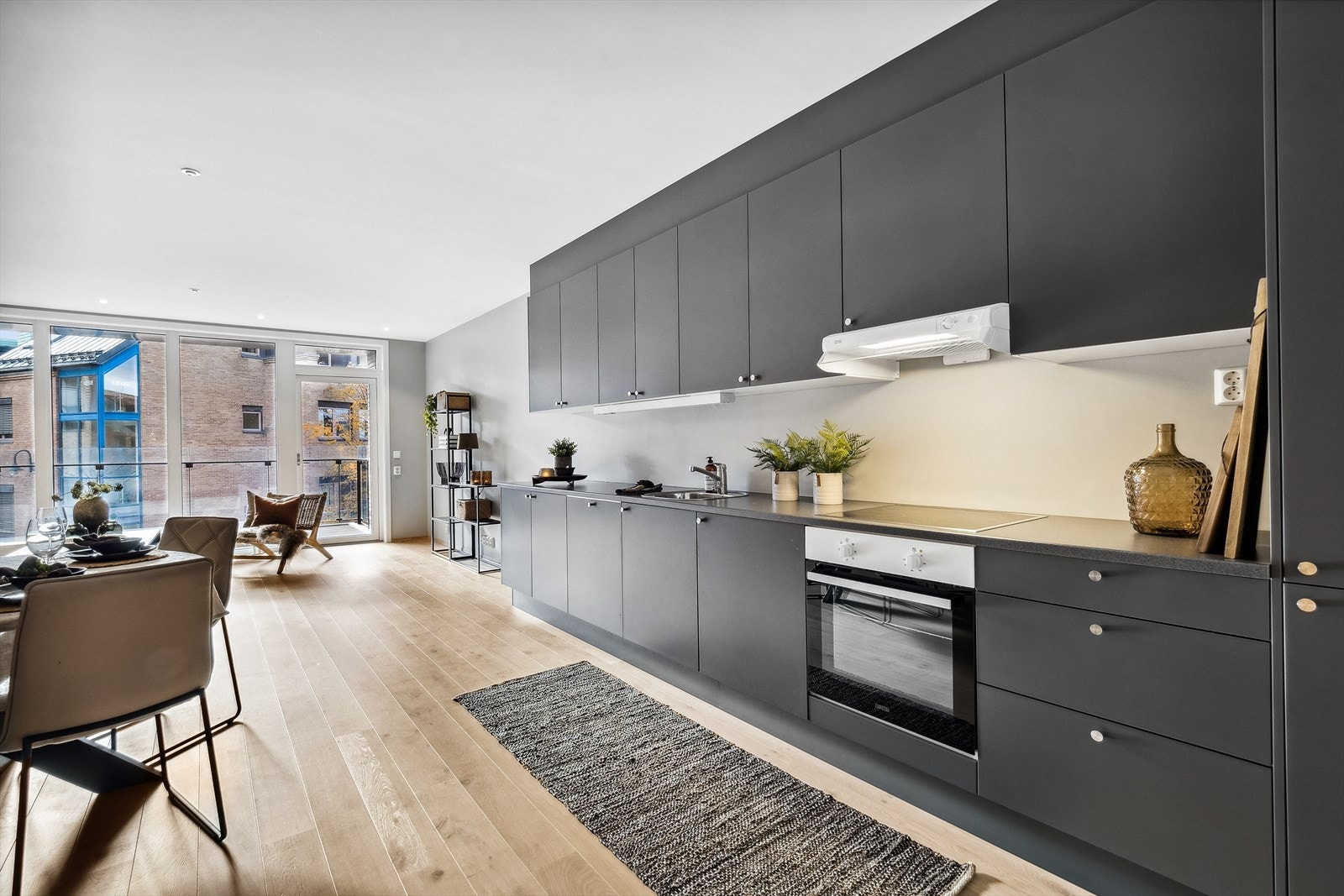 Åpen løsning og overflater i delikate farger. Galleribilde