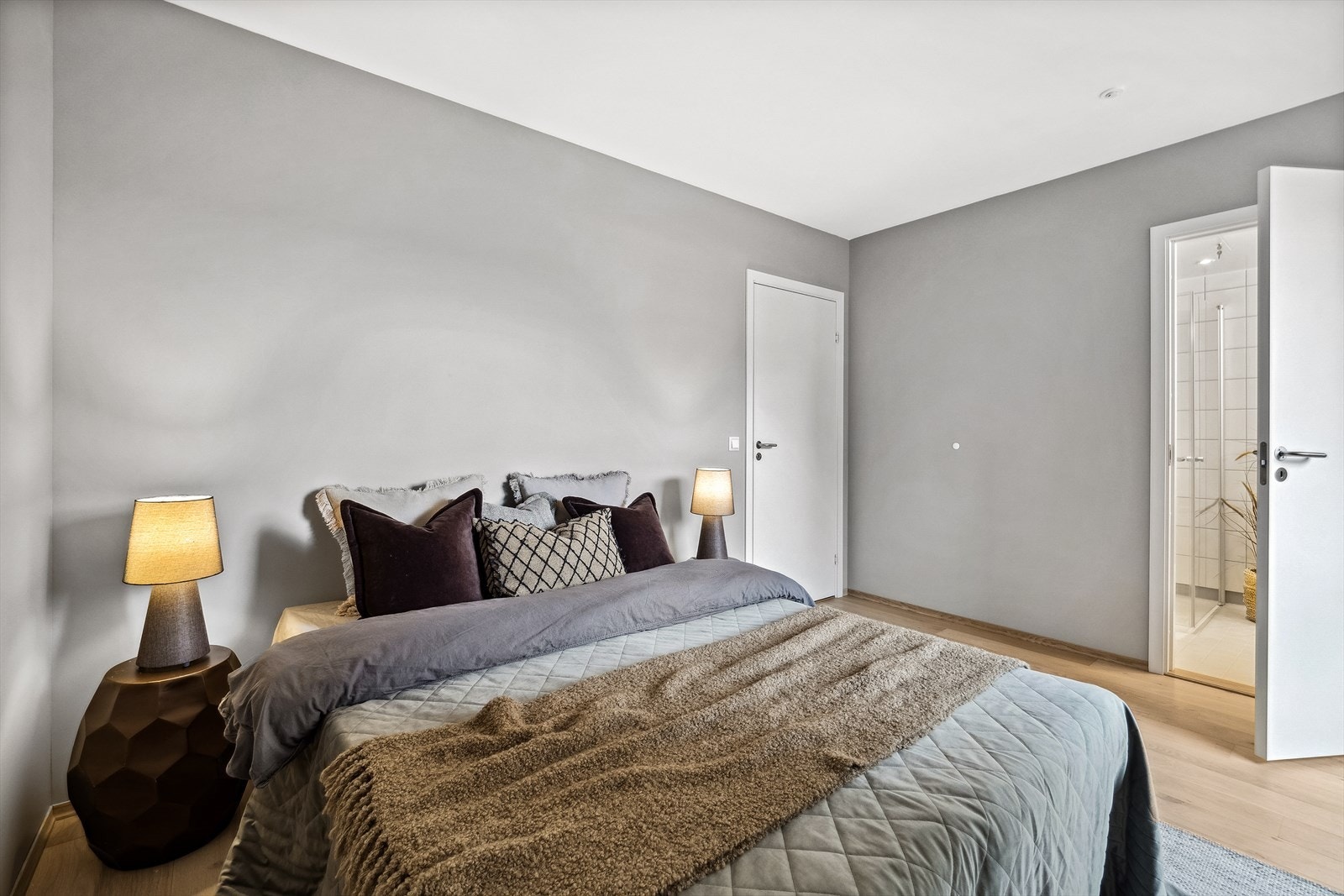 Hovedsoverom har dør til innenforliggende bod samt bad/wc Galleribilde