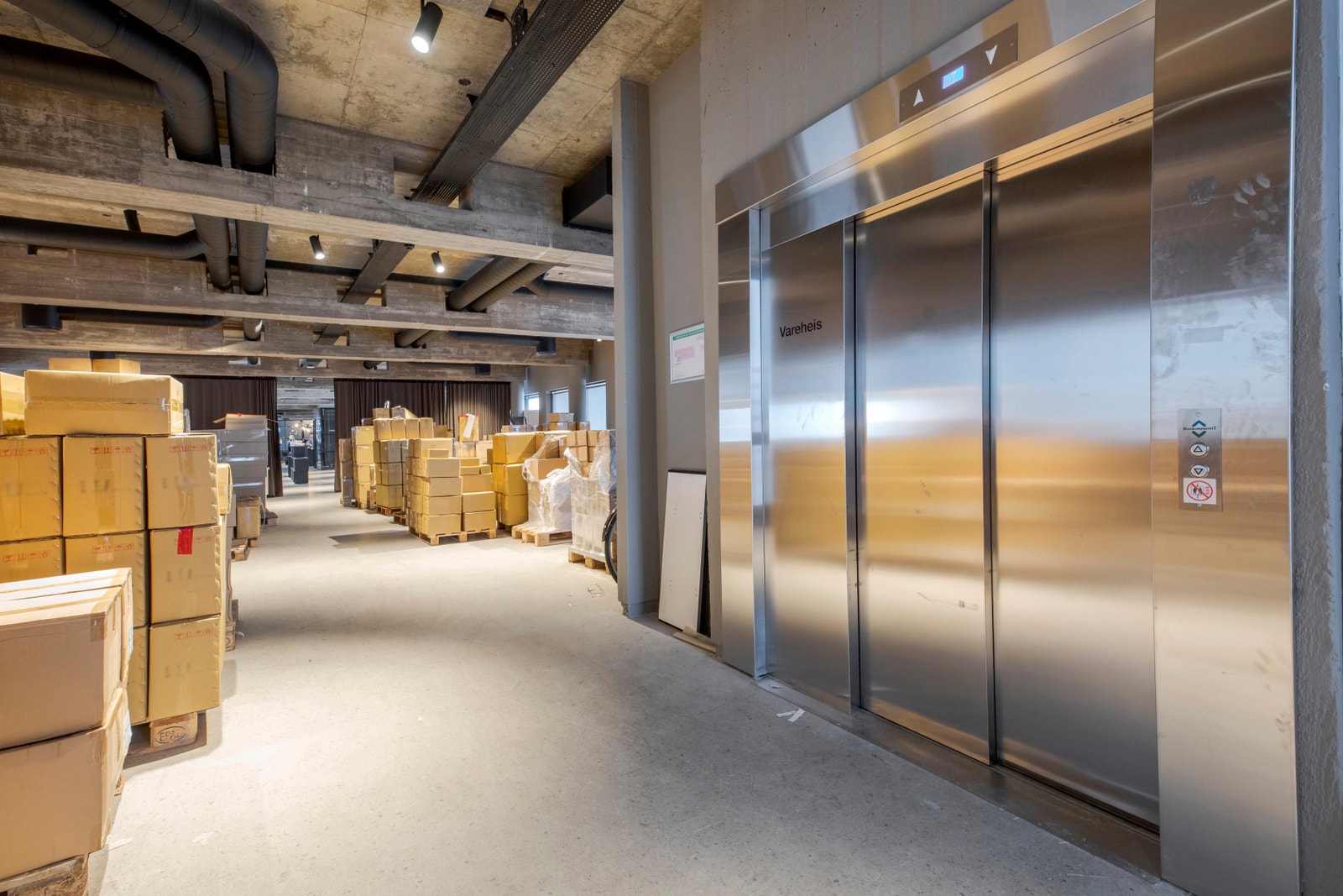 Stor vareheis rett inn i lokalene. Galleribilde