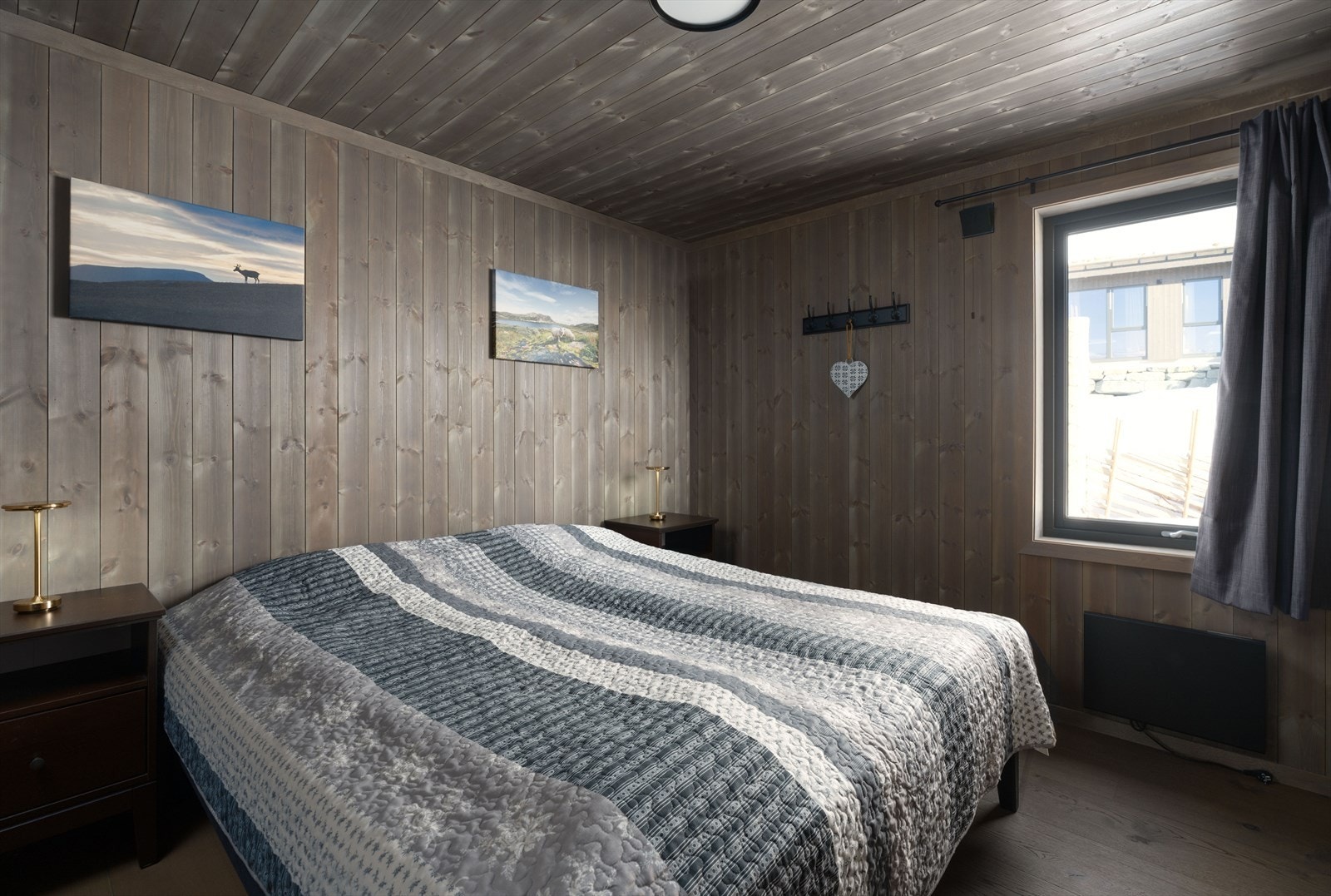 Det er to gode soverom i hovedetasjen som er omtrent like store. Begge rom har plass til garderobe. Galleribilde