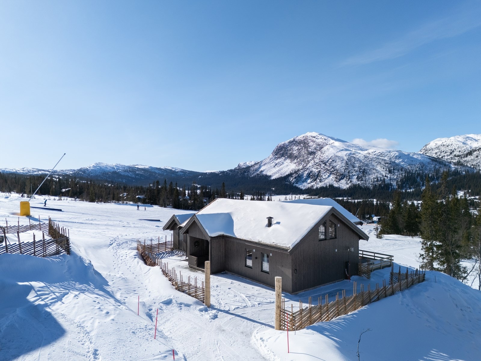 Fra hytta har du en flott utsikt til bl.a. Bergshammaren (1263 m.o.h.) og Haglebunatten (1278 m.o.h.). Galleribilde