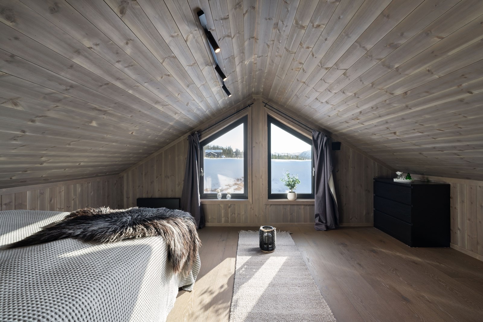 Annen etasje har tre soverom, med gode vindusflater. Her fra det største rommet. Galleribilde