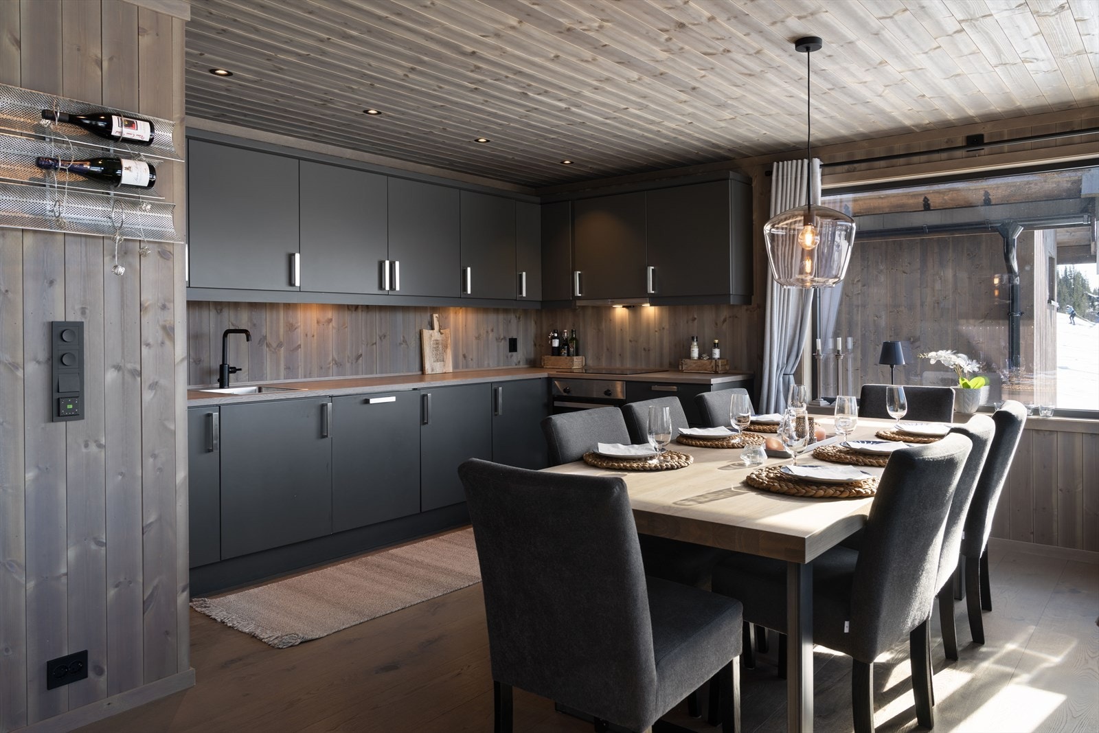 Moderne og pen kjøkkeninnredning fra Eggedal kjøkken med godt med benk- og skapplass i over- og underskap. Galleribilde