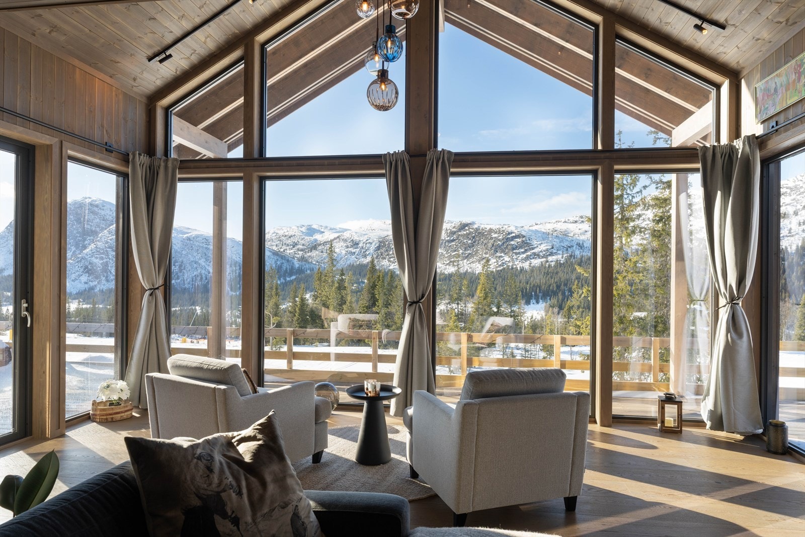 De store vindusflatene slipper inn godt med naturlig lys, og gir følelsen av å sitte ute inne! Galleribilde