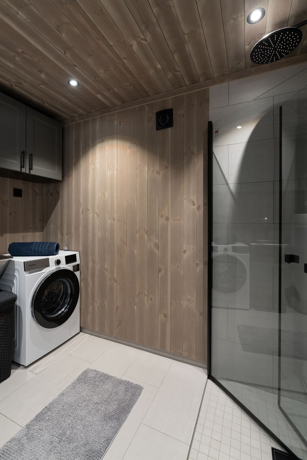 Opplegg for vaskemaskin, skyllekum og skapinnredning. Galleribilde