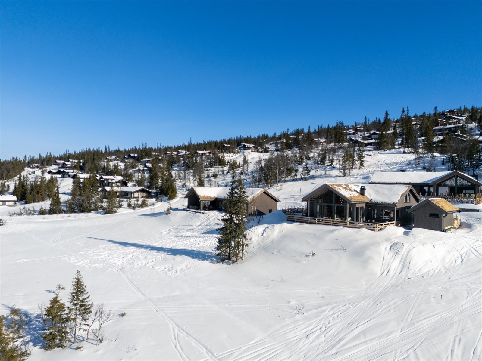 Fra hytta er det trygt for de aller minste å ake og leke i snøen. Galleribilde