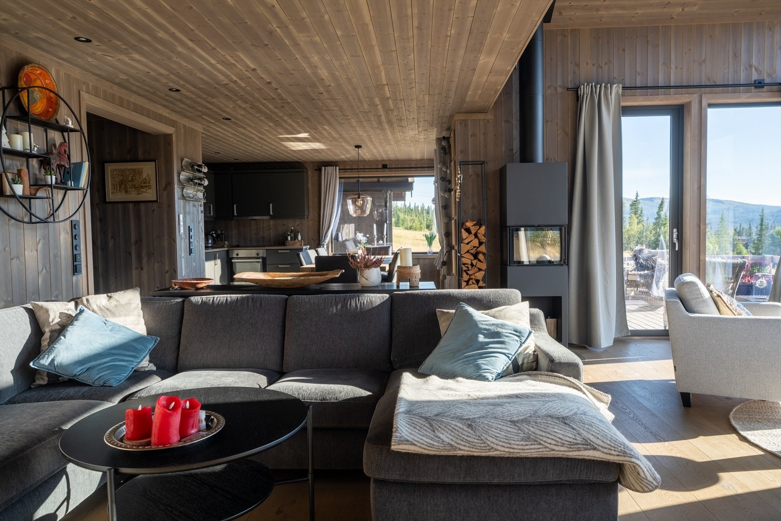 Hytta har gode materialvalg og lune farger, som gir den riktig gode hyttefølelsen! Galleribilde