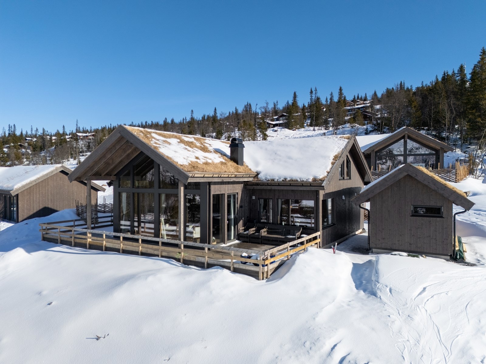 Terrassen går langs alle sider av hytta, slik er det bare å flytte seg i takt med sola! Galleribilde
