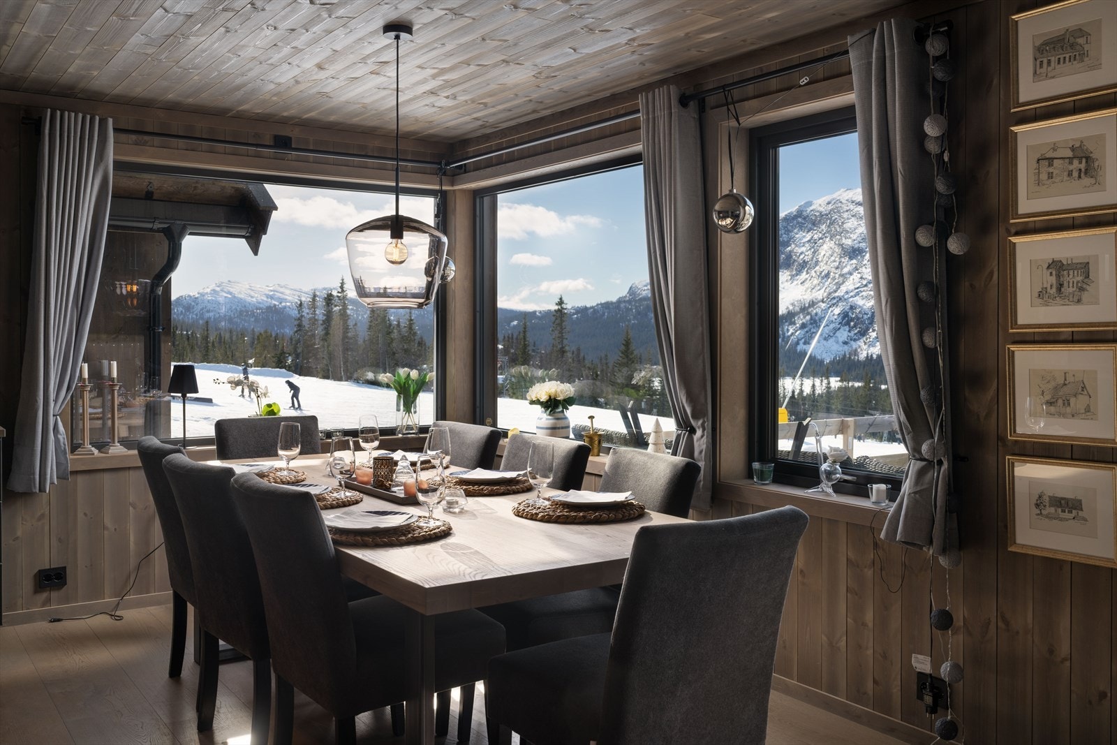 Du sitter skjermet samtidig som du kan få med deg det som rører seg i alpinbakken. Galleribilde