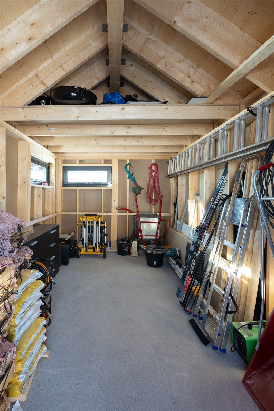 Bod i uthus med god lagringsplass. Uthuset er klargjort for at det kan isoleres om ønskelig. Galleribilde