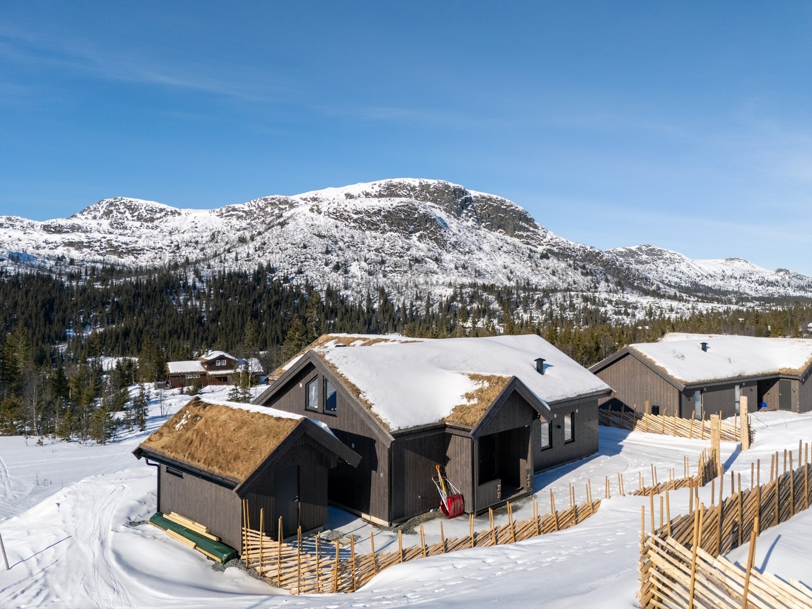 Fritidsboligen er satt opp i 2022. Uthuset er bygget i etterkant. Galleribilde