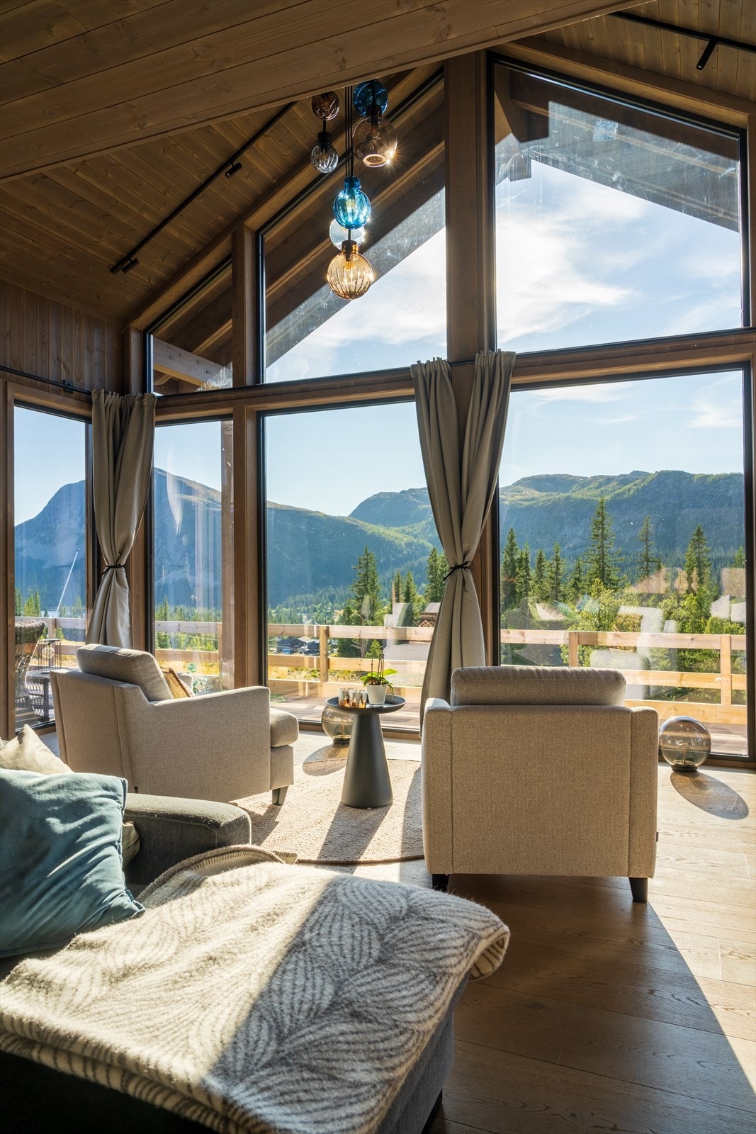 De store vindusflatene slipper inn godt med naturlig lys, og gir følelsen av å sitte ute inne! Galleribilde