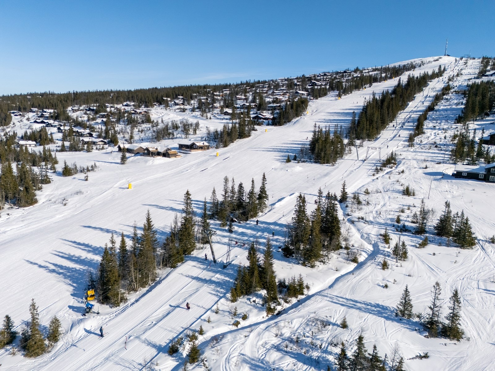 Haglebu Skisenter er et familievennlig skisenter med tre heiser og to hovedbakker. Galleribilde