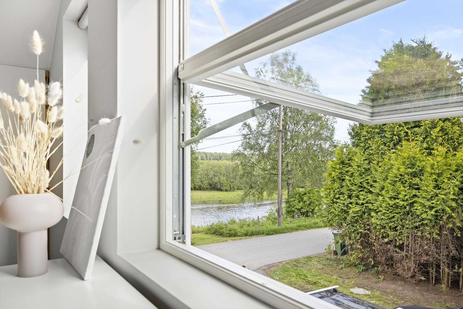 Vinduer med isolerglass og malte karmer gir et tidløst og klassisk preg. Galleribilde