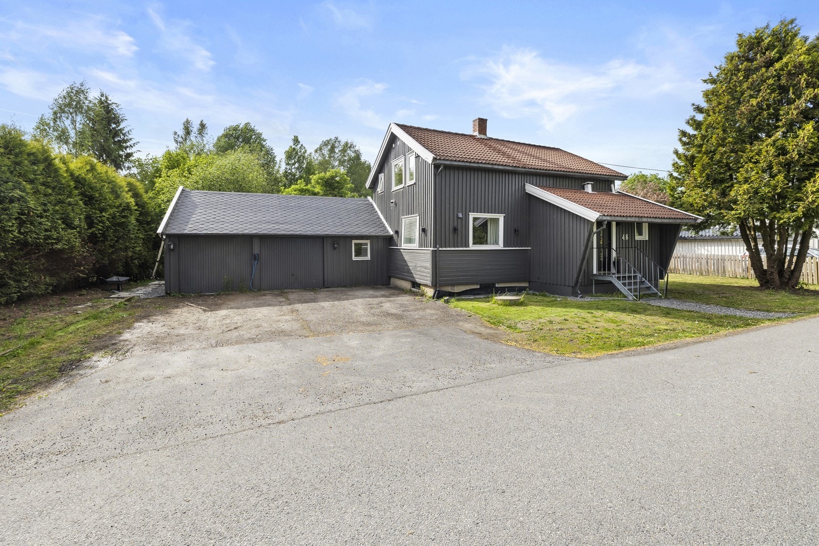 Stor garasje med elbillader og mulighet for biloppstilling i egen innkjørsel. Galleribilde