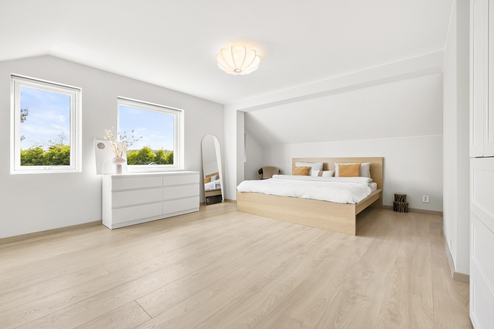 Hovedsoverommet har romslig planløsning og stor garderobe i andre enden. Galleribilde