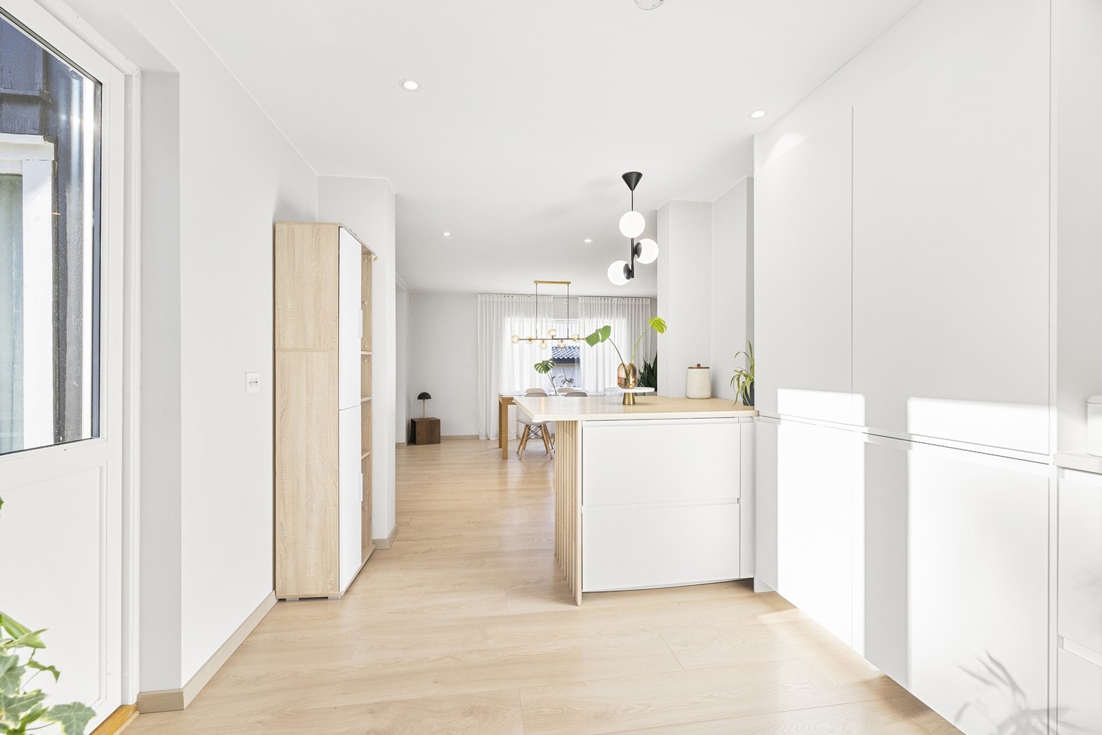 Innredningen består av hvite, slette fronter, gripetak og laminat benkeplate. Integrerte hvitevarer som koketopp, stekeovn, oppvaskmaskin og kjøle-/fryseskap. Galleribilde