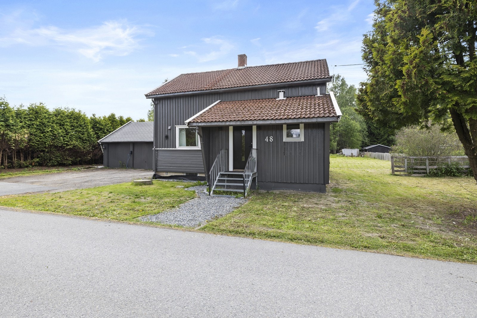 Sjarmerende eiendom med romslig tomt og hage. Galleribilde