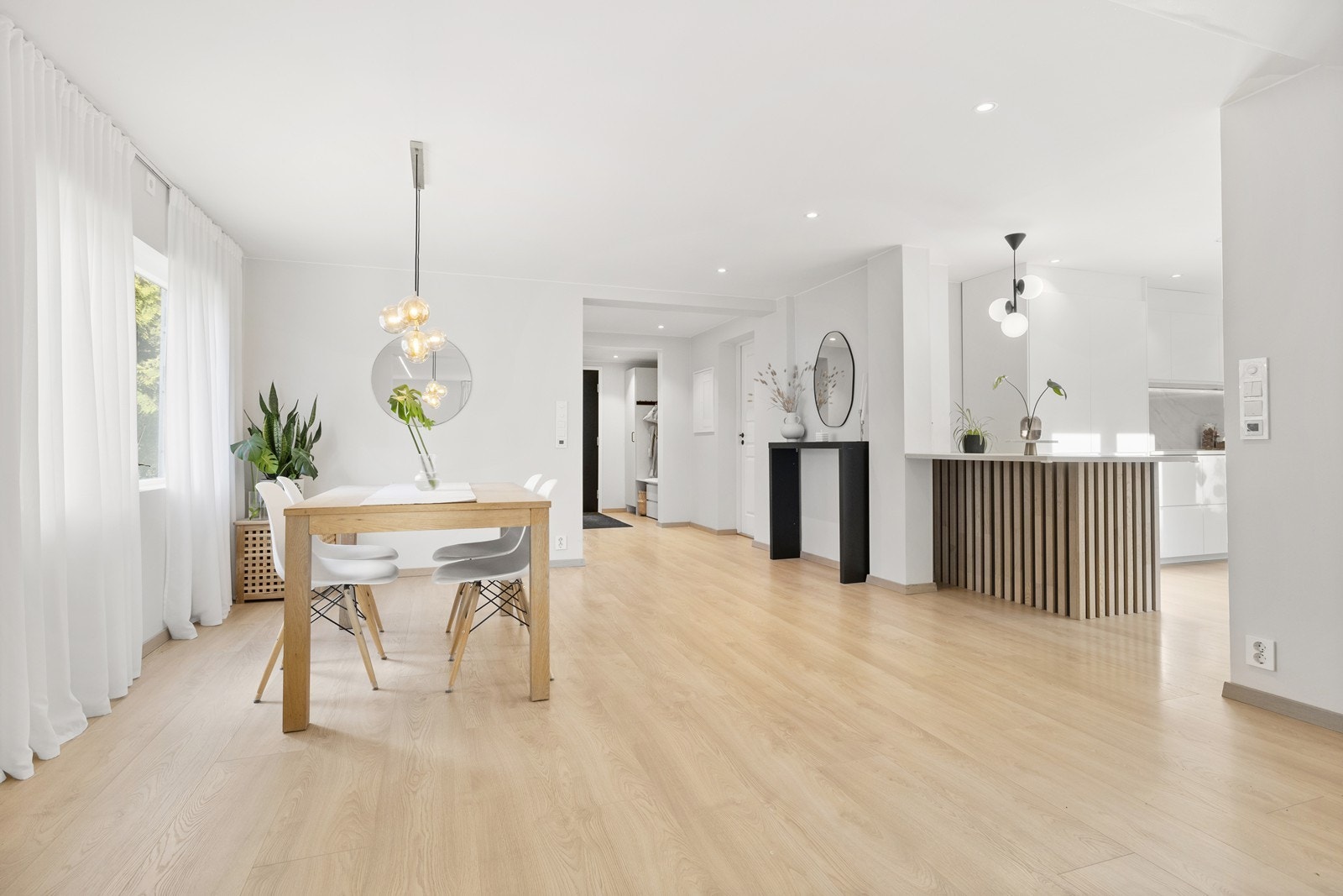 Åpen løsning mellom kjøkken og spisestue gir god flyt i oppholdsrommene. Galleribilde