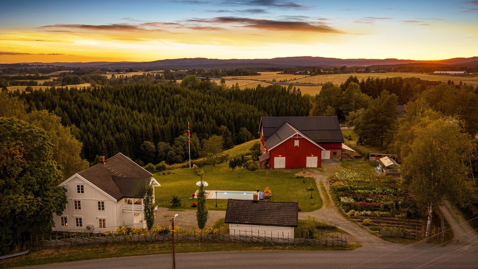 Velkommen til Ålborgvegen 54 og 56! En meget pen og velholdt småbrukseiendom i idylliske omgivelser i Eidsvoll. Fotograf: Trond Walsø. Galleribilde