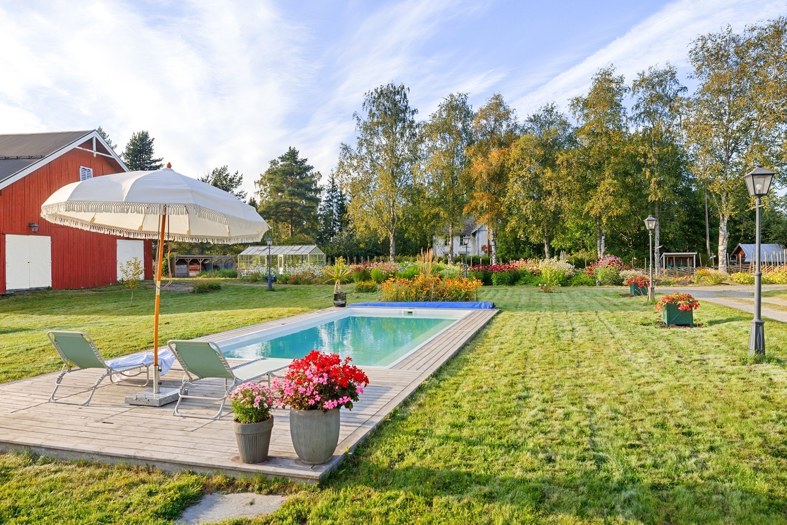 Hagen er meget pent opparbeidet med plen, og et godt utvalg beplanting og blomster. Galleribilde