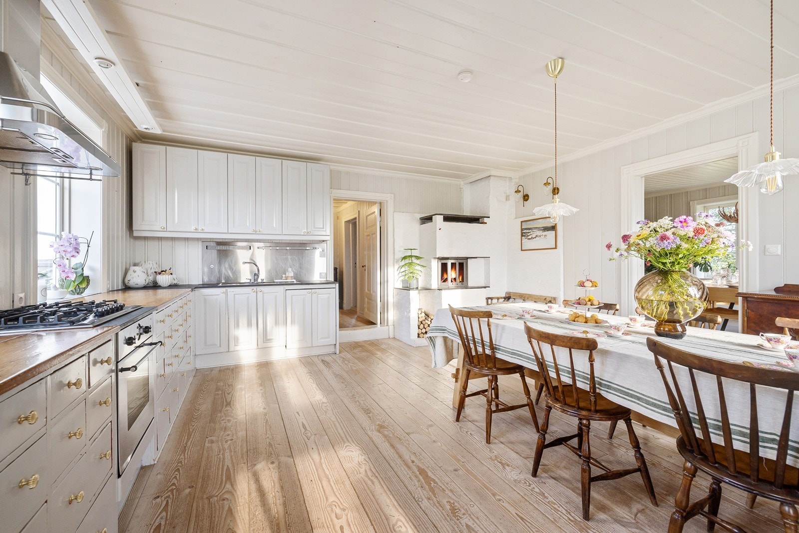 I kjøkkenet er det godt med skap- og benkeplass, samt god plass til spisebord. Galleribilde