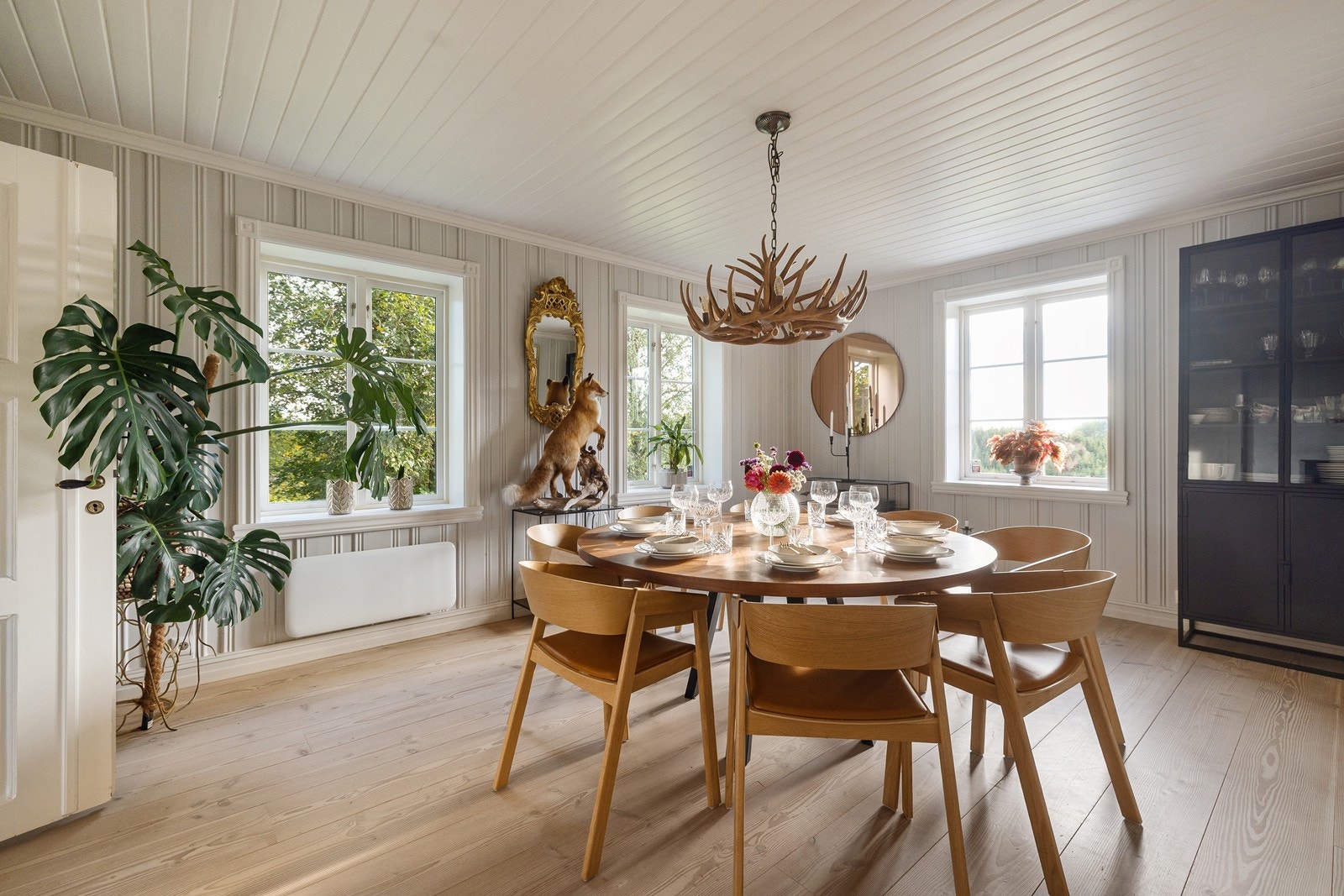 Stuen har malt trepanel på veggene og treparkett på gulvoverflatene. Galleribilde