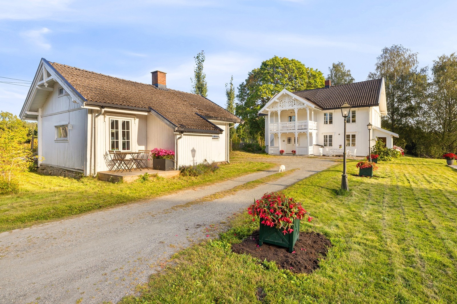 Drengeboligen har en koselig liten terrasseplatting. Galleribilde
