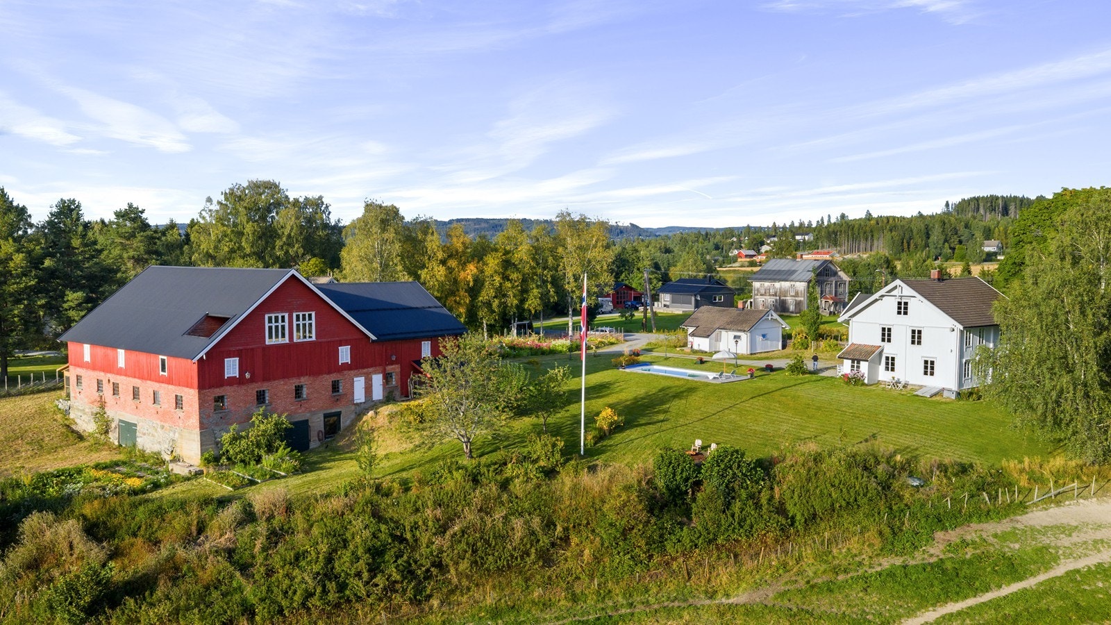 Det er skigaard og gjerde rundt eiendommen. Eiendommen ligger i et landlig område i Eidsvoll. Galleribilde